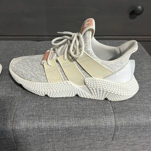 Adidas sneaker size 8.5 men